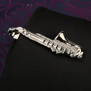 Fermacravatta sassofono argento da uomo, design unico di strumento musicale per abito.