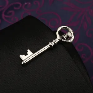 Dettaglio fermacravatta a chiave in argento, design elegante per uomo accessorio da lavoro.