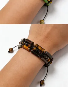 Nahaufnahme Detail eines geflochtenen Herren-Perlenarmbands mit verstellbarer Kordel.