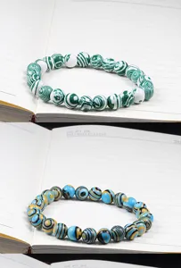 Vue détaillée de bracelets extensibles en perles de pierre rayées aux coloris multiples.