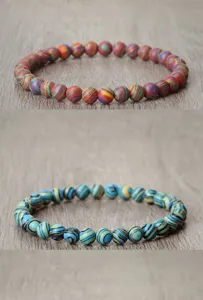 Gros plan détaillé de bracelets élastiques en perles de pierre rayées colorées, élégants.