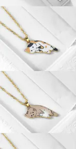 Graziosa collana con ciondolo gatto cartone animato, catena oro, dettaglio moda.
