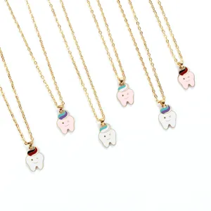 Simpatica collana con ciondolo a forma di dente e catena d'oro, gioiello di moda carino.