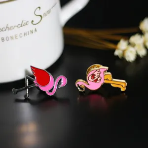 Exquisite flamingo enamel brooch pin, fashion alloy clothing accessory and collar badge design.