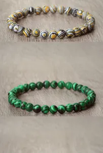 Vue détaillée de bracelets extensibles en perles de pierre rayées et malachite verte.