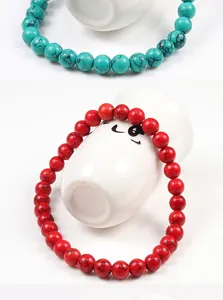 Bracelet de perles élastiques colorées avec motifs de pierre turquoise et lignes noires.