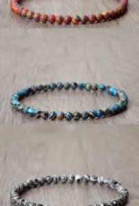 Bracelet elastique en perles de pierre de malachite rayee coloree tendance.
