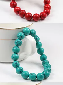 Bracelet de perles élastique en pierre craquelée turquoise colorée à la mode pour femmes.