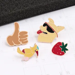 Leuke Cartoon Emaille Speld Brosche Legering Creatieve Dier Hond Aardbei Patroon Revers Insignes Voor Kleding Hoed Rugzak Decor Cadeau Unisex Accessoires