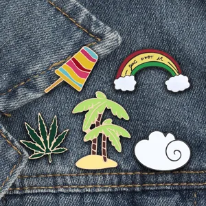 Spilla smaltata con motivi di palma arcobaleno e nuvola per decorazione di vestiti e cappelli.