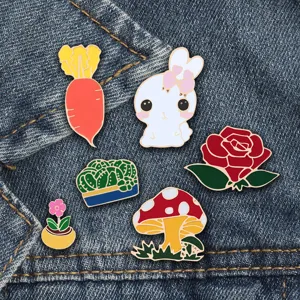 Simpatica Spilla in Smalto di Lega di Cartone Animato Set Coniglio Carota Fungo Rosa Fiore Pianta Distintivi Spilla da Bavero Gioielli Accessorio Per Donne Uomini Abbigliamento Borse