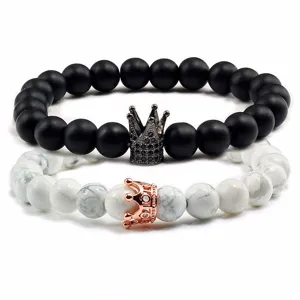 Incantevole set di bracciali di perle di coppia con pietre nere opache e ciondoli a corona.