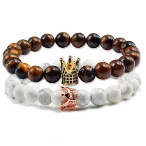 Set di bracciali di perle in occhio di tigre naturale e howlite bianca con ciondoli corona.