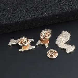 Detailopname van de achterkant van de broche met veilige sluitingen en legering.
