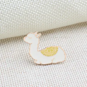 Leuke cartoon alpaca emaille broche detail, roségouden rand en witte legering speld decoratie.
