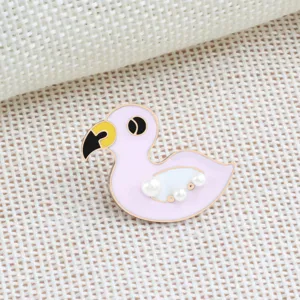 Dettaglio spilla smaltata fenicottero rosa, spilla in lega con perle per abbigliamento.