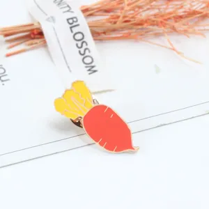 Simpatica spilla smaltata con carota in lega metallica gioielli di modo accessori