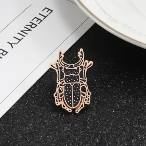 Nahaufnahme Detailansicht der exquisiten schwarz goldenen Käfer Emaille Anstecknadel.