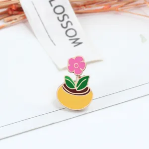 Graziosa spilla smaltata con pianta in vaso con fiore rosa e vaso giallo per decorare i vestiti.