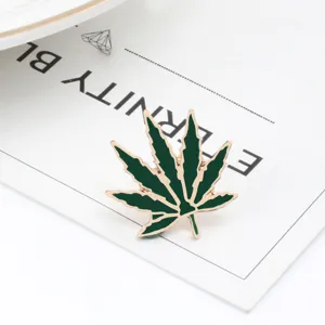Spilla a forma di foglia di cannabis verde smaltata in lega oro rosa distintivo moda