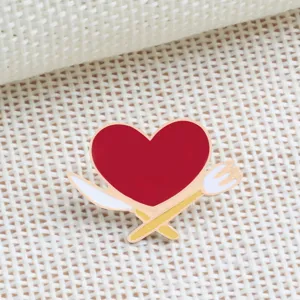Gedetailleerd overzicht van de schattige rode hart en bestek geëmailleerde broche pin.