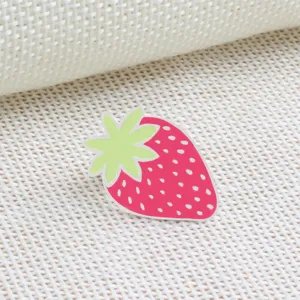 Close-up detailopname van een schattige aardbeivormige emaille broche pin, stijlvol.