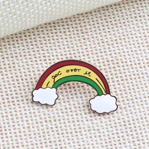 Vista dettagliata di una spilla smaltata con arcobaleno colorato e nuvola bianca per abbigliamento.