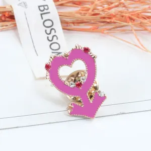 Spilla smaltata a cuore rosa con strass colorati, elegante accessorio di gioielleria in lega.