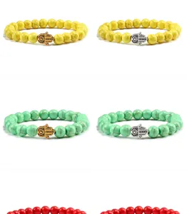 Bracelet de perles en turquoise colorée avec pendentif main hamsa, accessoire yoga.