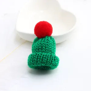 Mini knitted Christmas hat brooch pendant, cute green yarn hat with red pom-pom decoration.