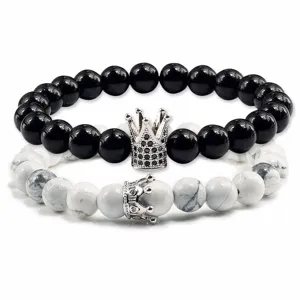 Set di bracciali con perline nere e bianche e ciondolo a corona in argento per coppie.