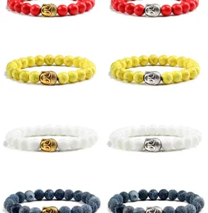 Gedetailleerd overzicht van kleurrijke turquoise vulkanische steen kraal armbanden met buddha.