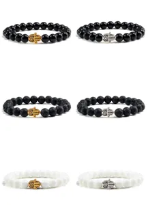 Détails de différents bracelets de perles avec des pendentifs Hamsa en alliage et pierres.