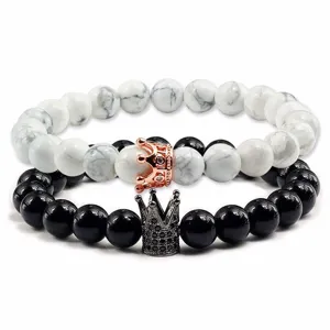 Set di bracciali di perle in turchese bianco e onice nera con ciondolo a corona.