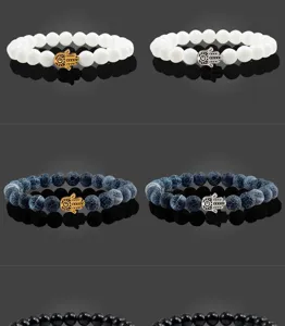 Vue de détail en gros plan de bracelets de perles élégants avec des pendentifs main de Fatima.
