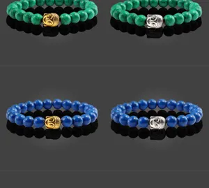 Kleurrijke kralenarmbanden van turquoisesteen met gouden en zilveren boeddha-hoofd-accenten.