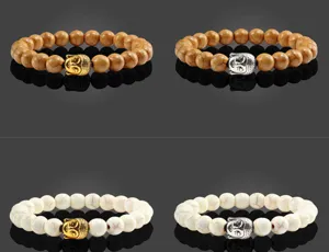 Stenen kralen armbanden met Boeddha hoofd bedels in verschillende kleuren en stijlen.