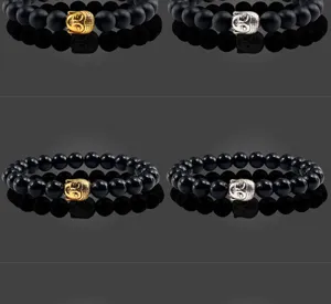 Gedetailleerd overzicht van zwarte kralenarmbanden met Boeddha hoofd in goud en zilver.