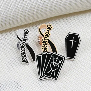 Gothische emaille speldenset met tarotkaarten, doodskist en pootafdruk linten, stijlvol.