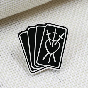 Close-up detail van de zwarte tarot zwaard hart geëmailleerde broche speld design.