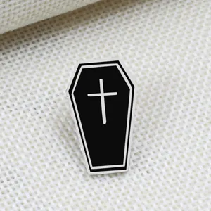 Gotische zwarte doodskist kruis emaille speld, unieke heks stijl legering broche voor kragen.