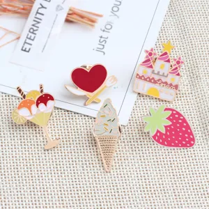 Leuke emaille broche set met aardbeien kasteel en ijsje ontwerpen voor kleding decoratie.