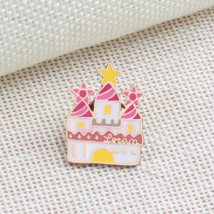 Gedetailleerde close-up van een roze emaille kasteelbroche met schattige ster- en aardbeienmotieven.
