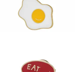 Detailansicht des kreativen Cartoon-Emaille-Broschensets mit Spiegelei- und EAT-Motiven.