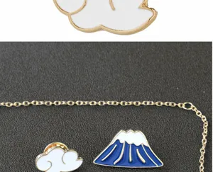 Nahaufnahme der kreativen Legierungs-Öltropfen-Berg- und Wolken-Brosche mit feiner Kette.