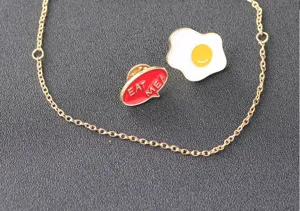 Kreatives goldenes Ketten Schmuckset mit süßen Spiegelei und Buchstaben Emaille Broschen.