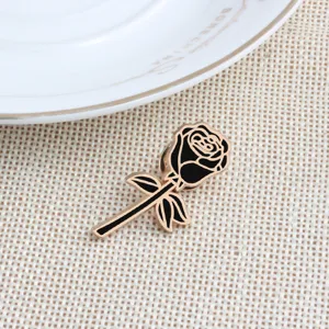 Elegante spilla in smalto con rosa nera e oro per gioielli regalo da donna e ragazza.