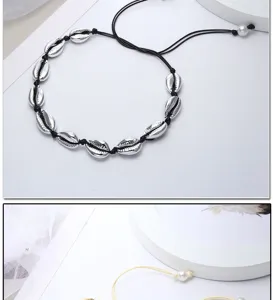 Collana girocollo con conchiglie stile hawaiano fatta a mano con cordino nero e argento.
