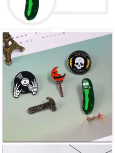 Set de broches en émail style punk avec cornichon rigolo crâne et motifs vintage.