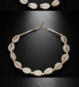 Detailaufnahme einer geflochtenen Muschelkette im Strandurlaub-Stil mit verstellbarem Design.